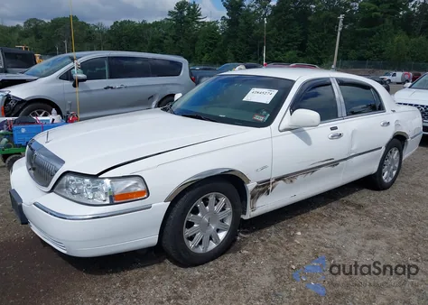 2010 Lincoln Town Car Signature Limited from USA, damaged, VIN 2LNBL8CV4AX629345